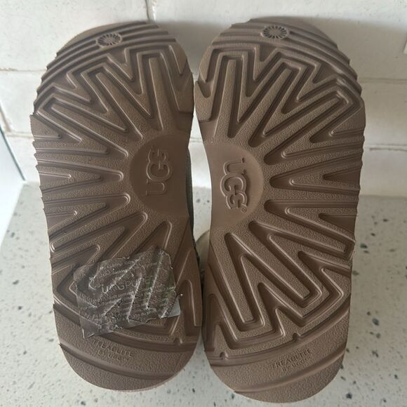 UGG Gita Pom Pom Girl's Metallic Gold Pink Leather Shearling Boots Size 6 Youth - Picture 9 of 16